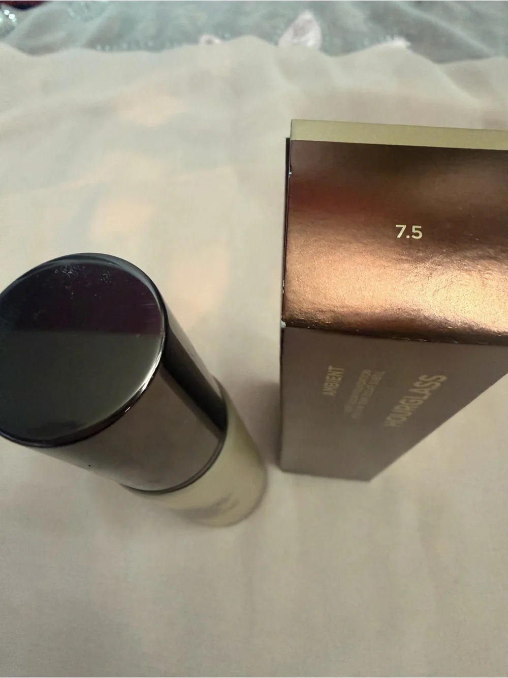 Hourglass Ambient Soft Glow Foundation -7.5
